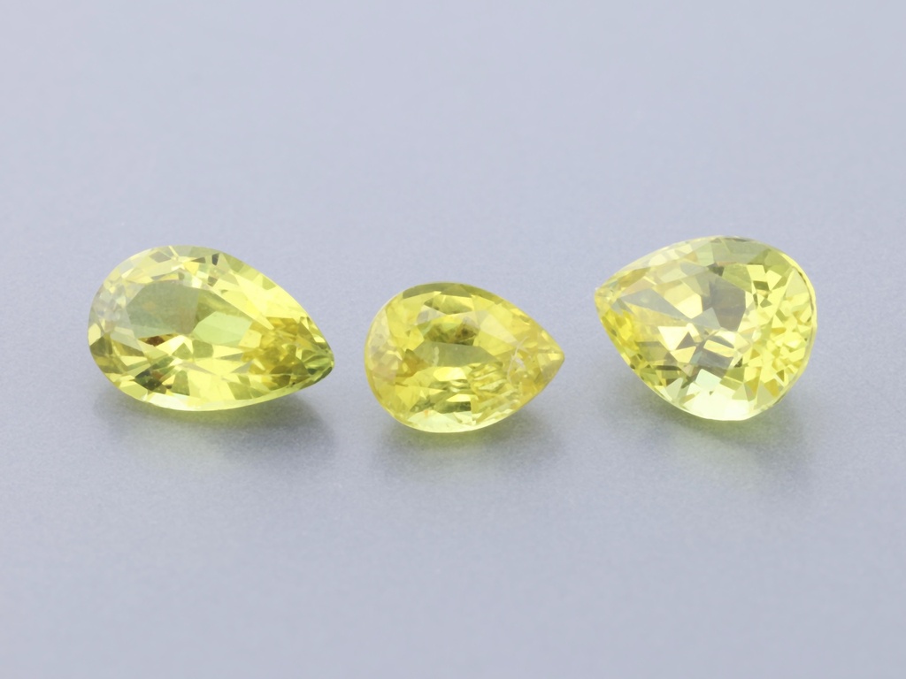 [SYS3227] Yellow Sapphire 4.5x3.4mm - 5.5x4.2mm +/- Pear Shape Set of 3