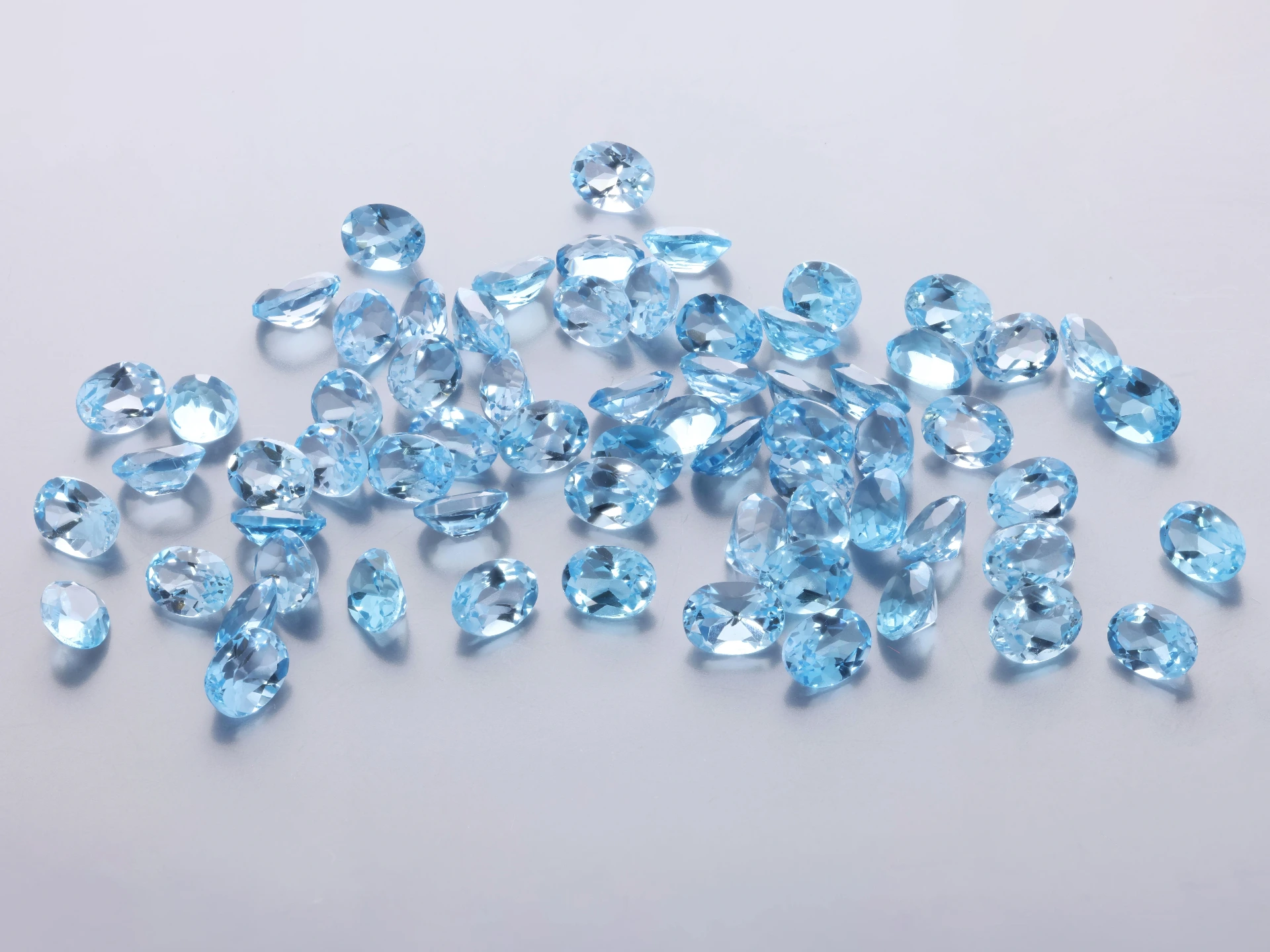 [TMVB0403] Topaz 4x3mm Oval Medium Blue