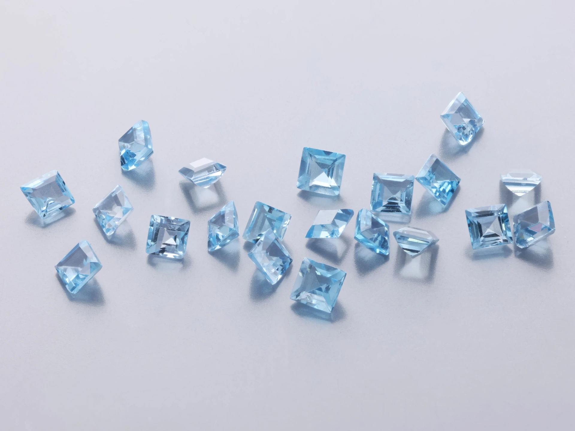 [TMQS0200] Topaz 2.00mm Carre Cut Medium Blue