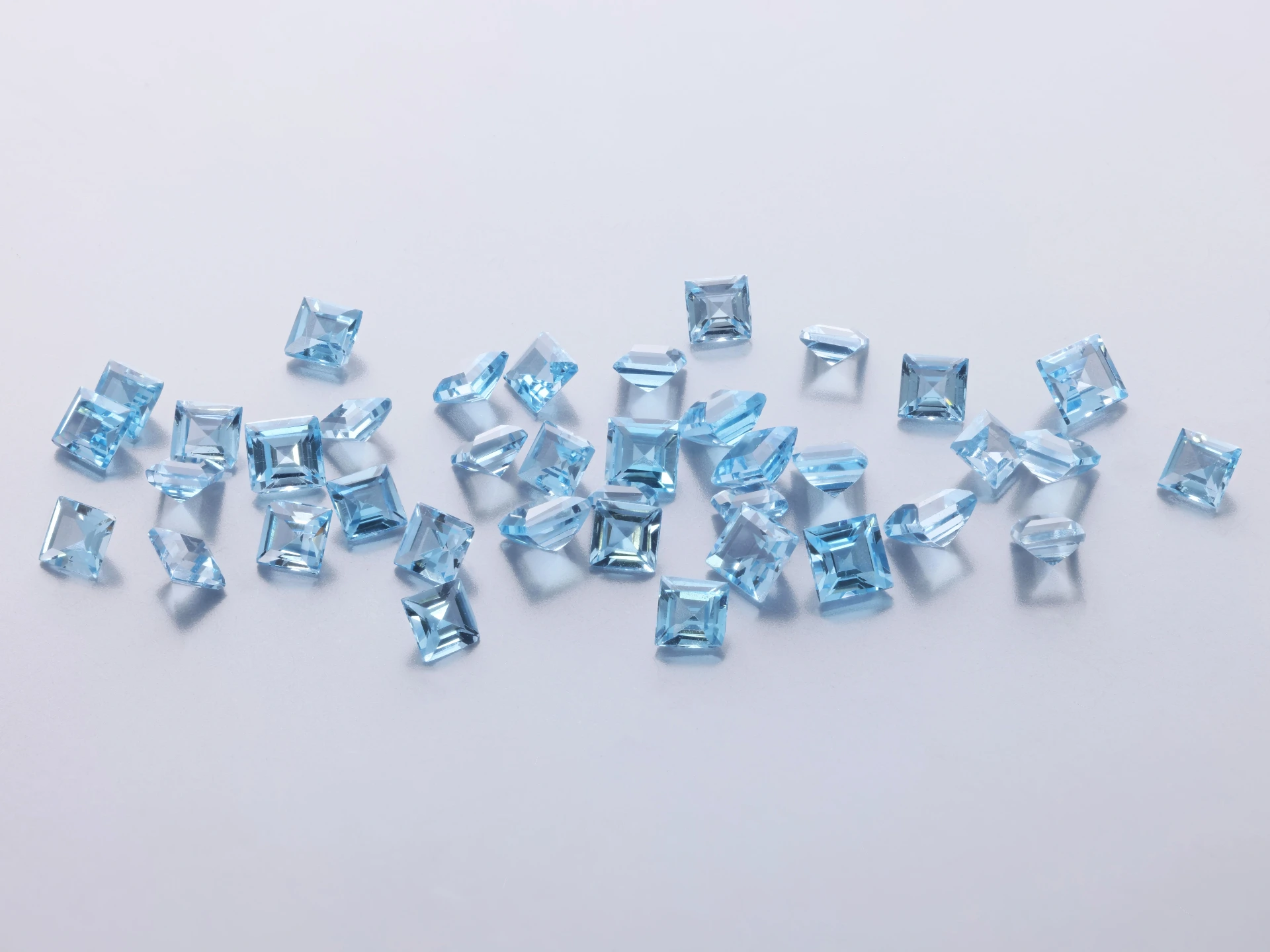 [TMQS0250] Topaz 2.50mm Carre Cut Medium Blue