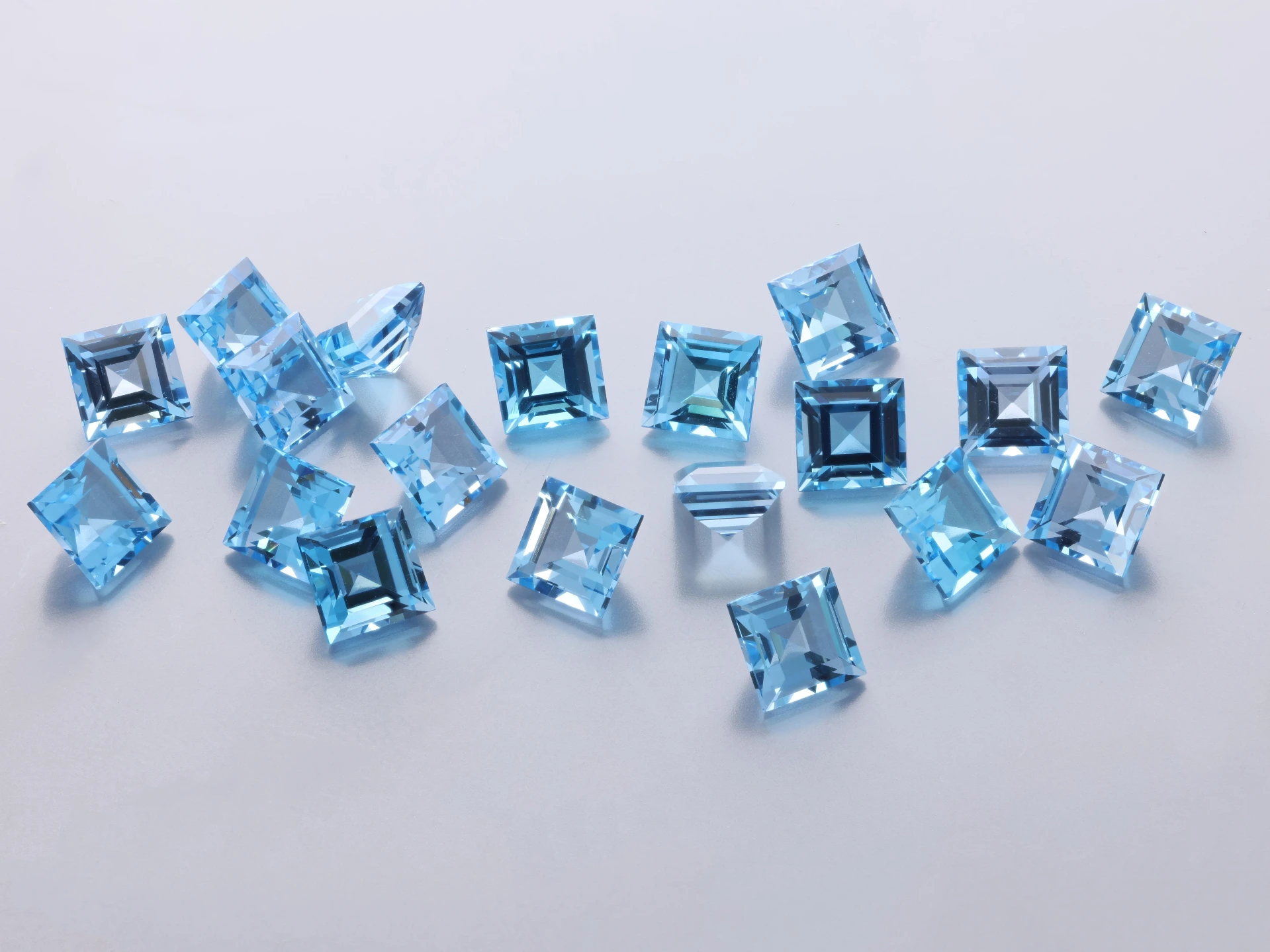 [TMQS0450] Topaz 4.50mm Carre Cut Medium Blue