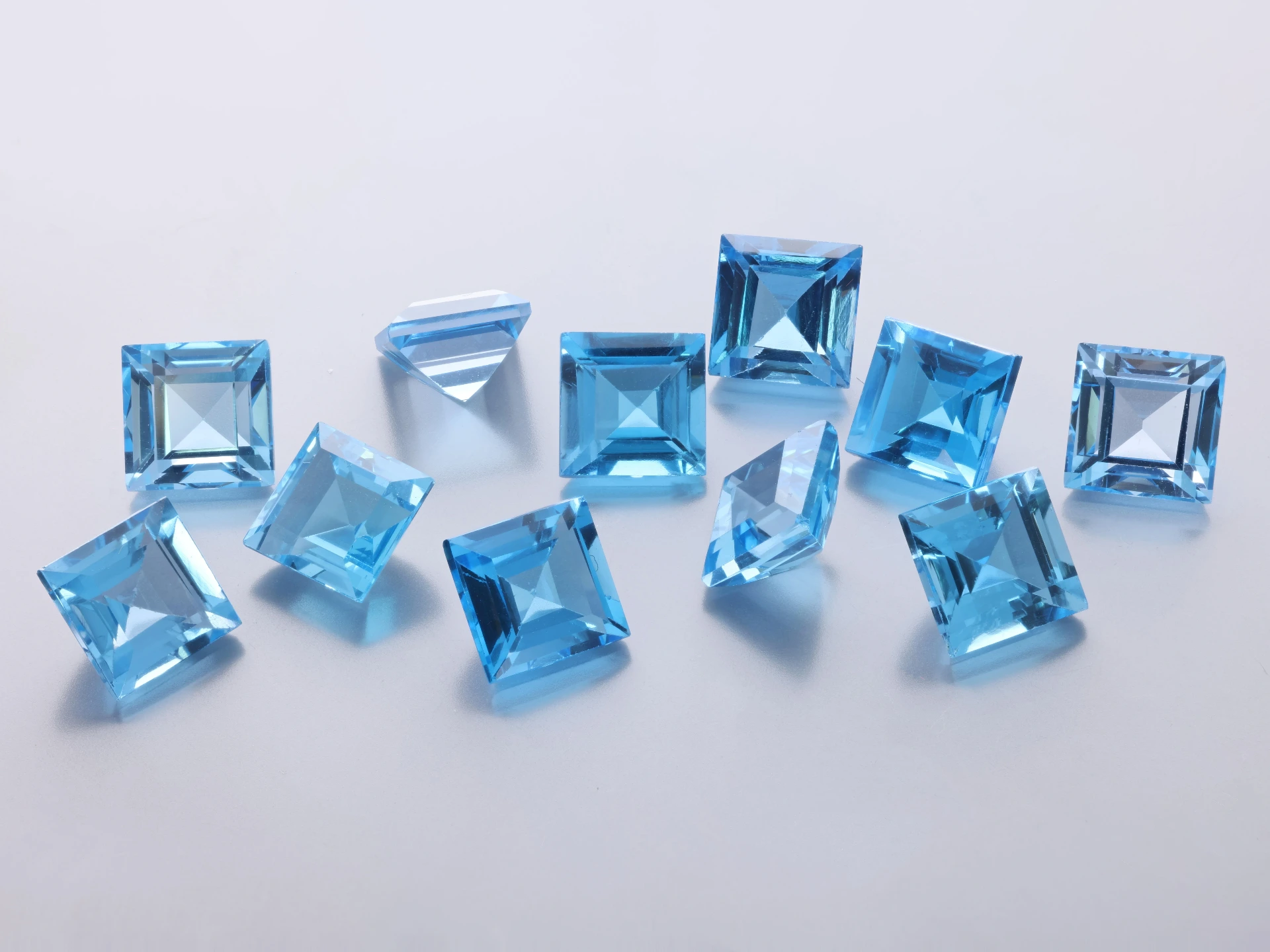 [TMQS0700] Topaz 7.00mm Carre Cut Medium Blue