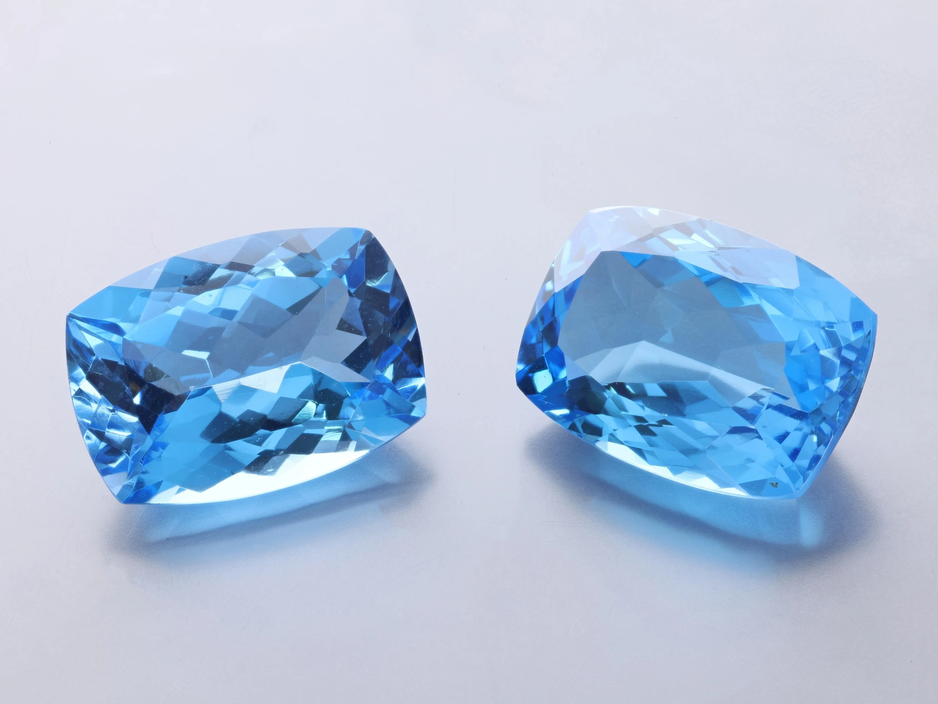 [TMAB1813] Topaz 18x13mm Cushion Medium Blue