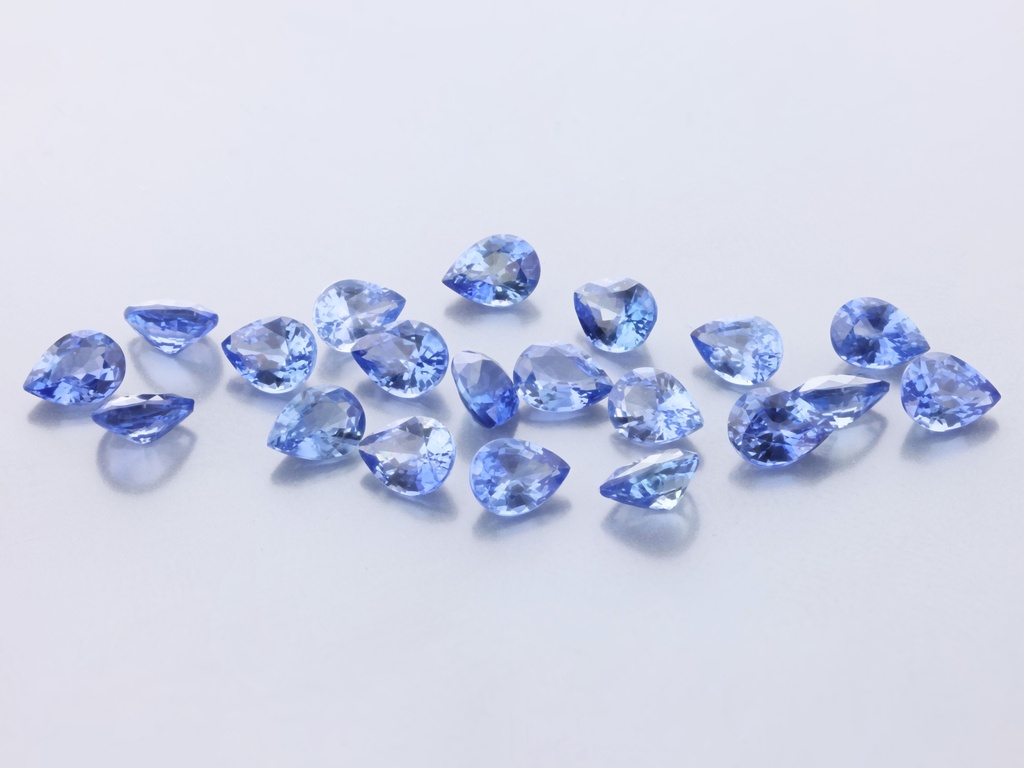 [SCPB0403C] Ceylon Sapphire 4x3mm Pear Shape Light-to-Mid Blue