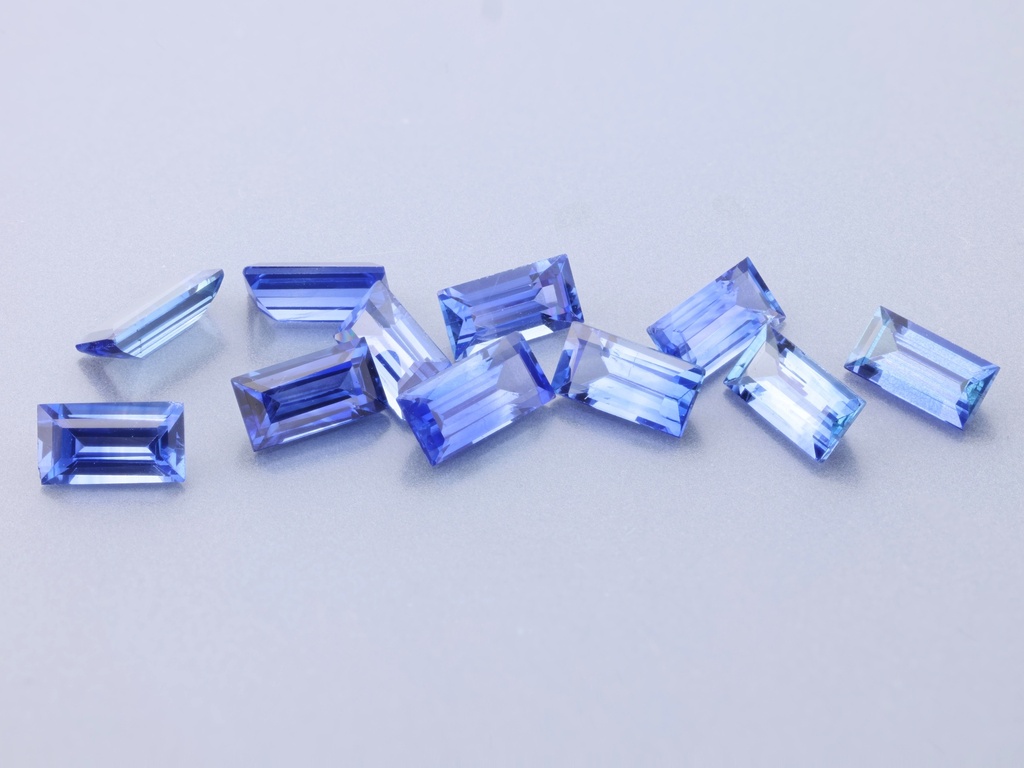 [SCBS0402A] Ceylon Sapphire 4x2mm Baguette Mid Blue