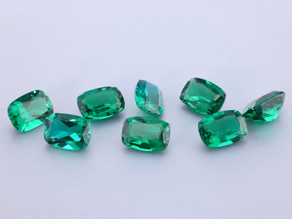 Hydrothermal/Lab Grown Emerald 7x5mm Cushion