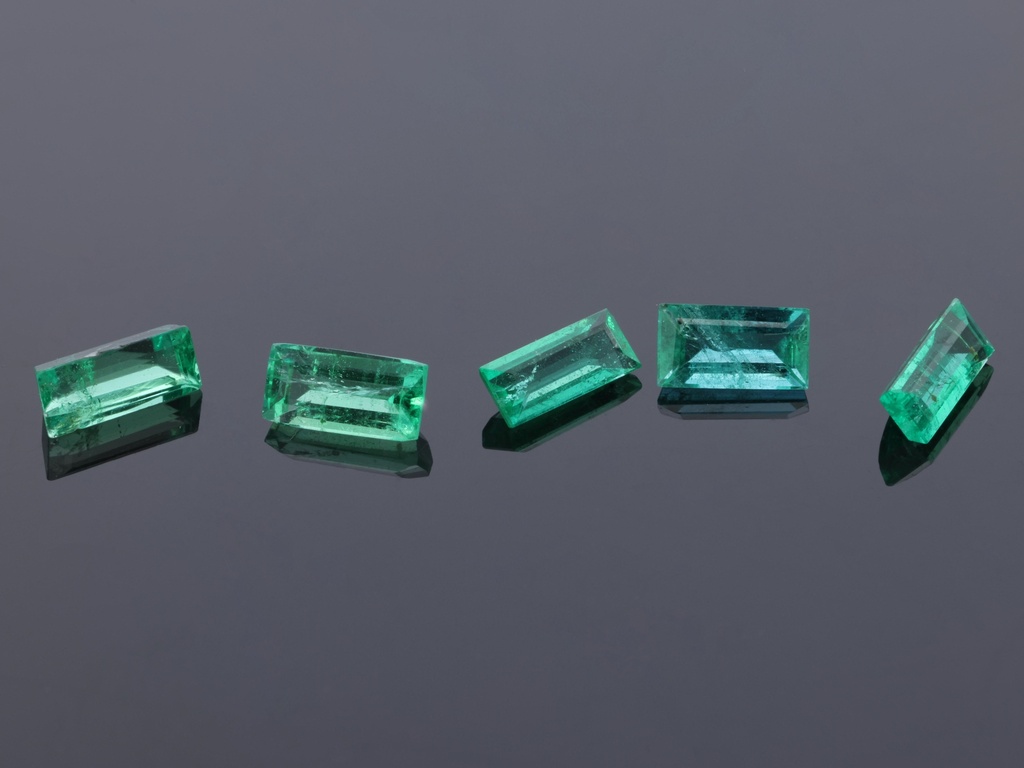 [BEBS0402A] Zambian Emerald 4x2mm +/- Baguette Green