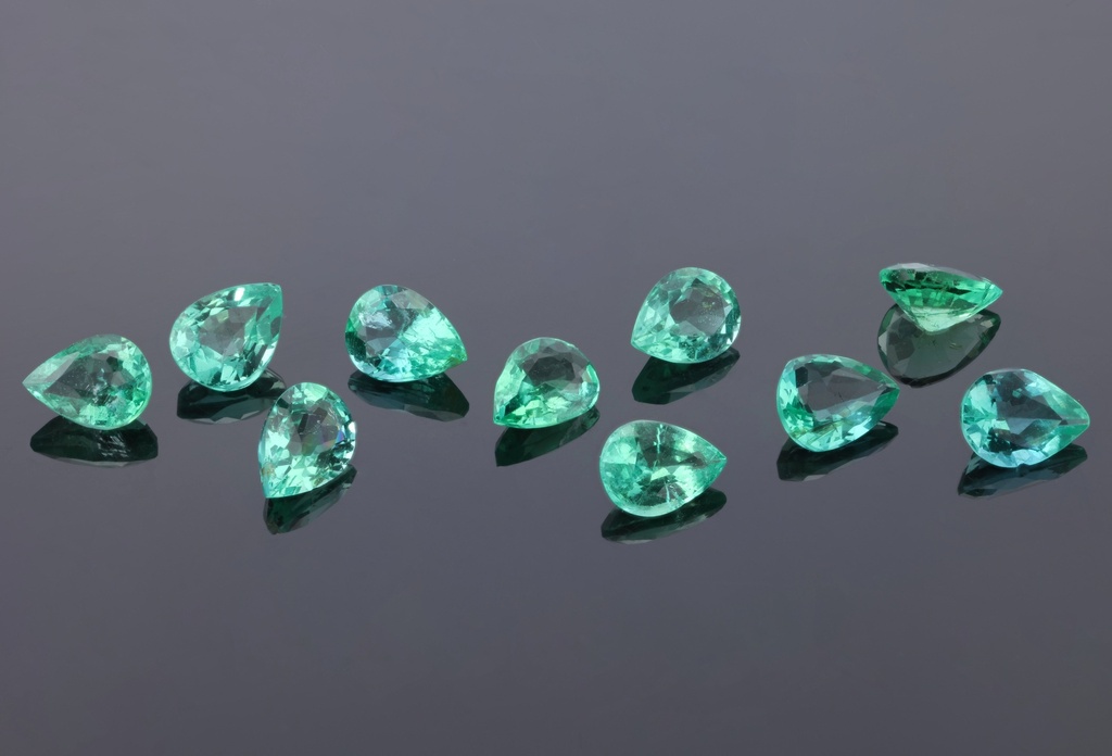 [BEPB0403B] Emerald 4x3mm Pear Shape Light Green