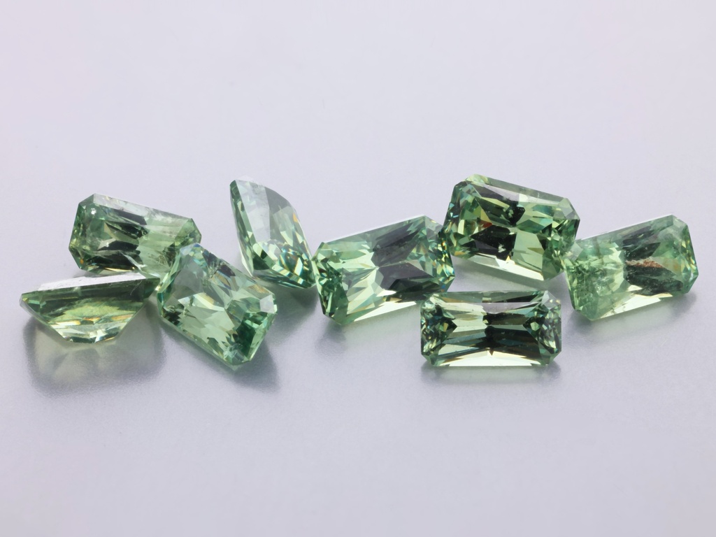 [GDON0503P1] Demantoid Garnet 5x3mm+/- Radiant Cut