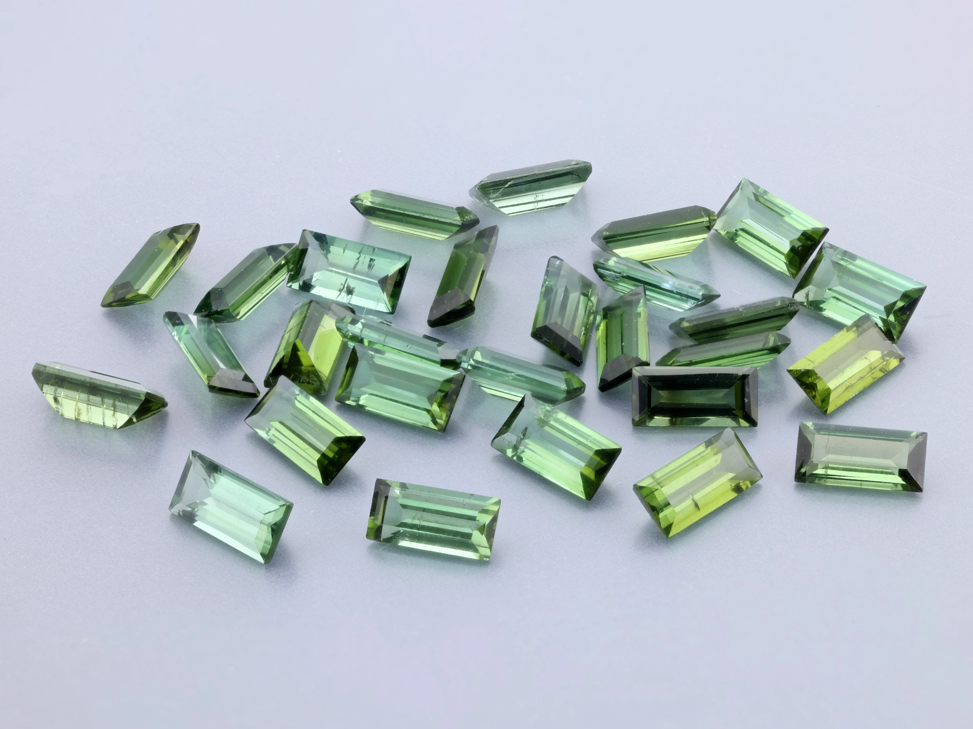 [UGBS0503A] Green Tourmaline 5x3mm +/- Baguette