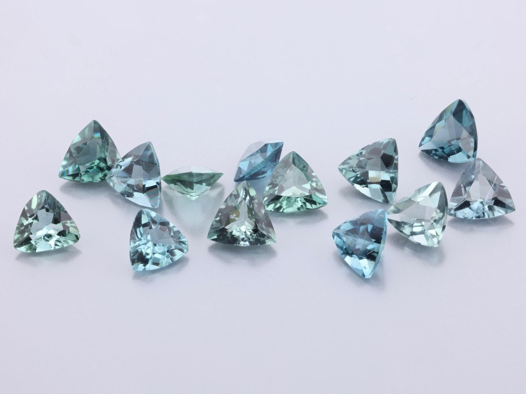 [UGTB0400B] Blue Tourmaline 4.00mm +/- Trilliant Light