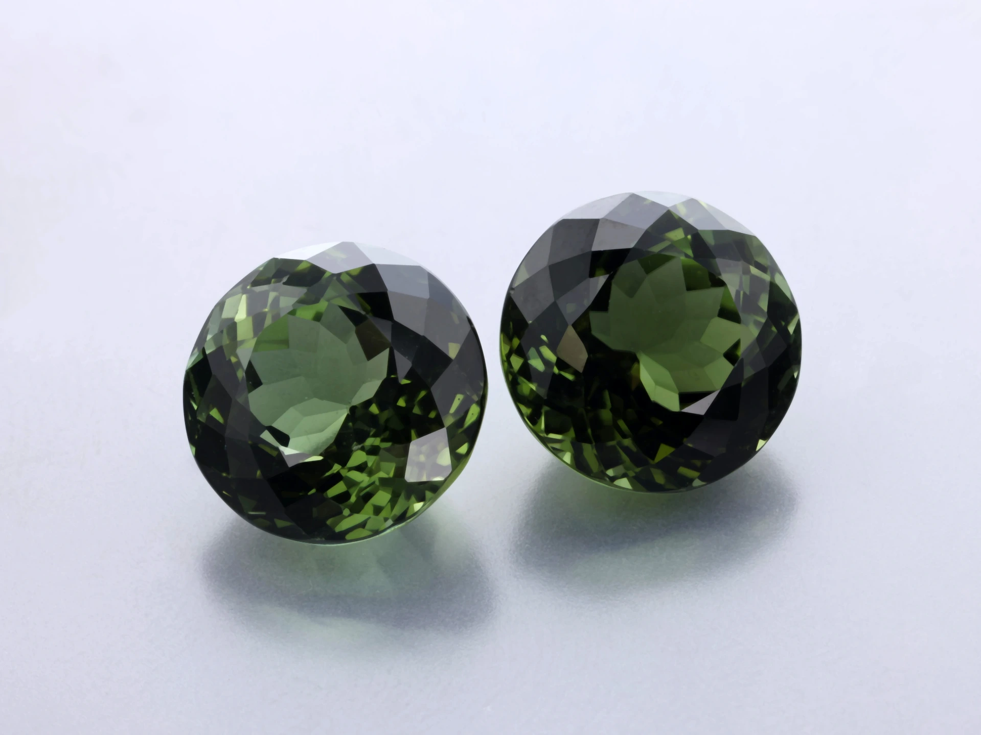 [UGRB0900P1] Green Tourmaline 9.00mm Round