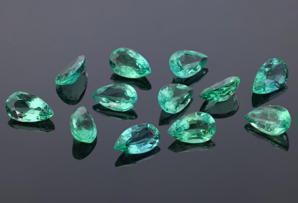 [BEPB0503C] Emerald 5x3mm Pear Shape