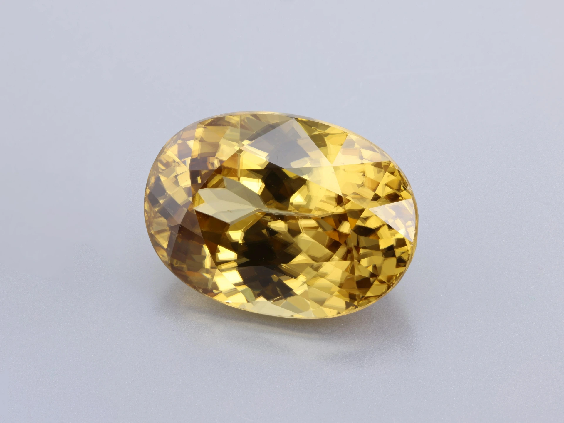 [WZVB1813X1] Zircon 17.8x13mm Oval Whiskey