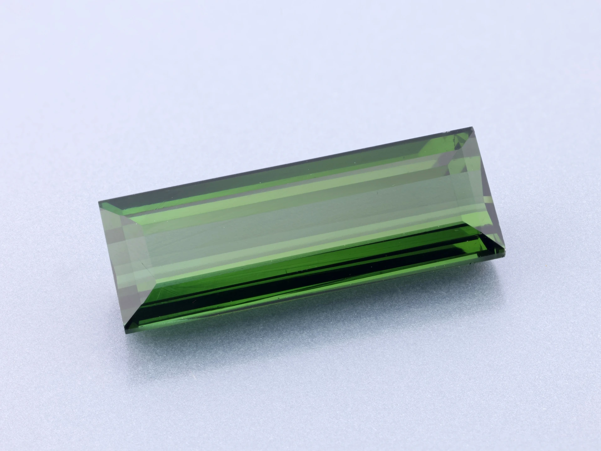 [UGBS1407X1] Green Tourmaline 13.7x4.85mm Baguette