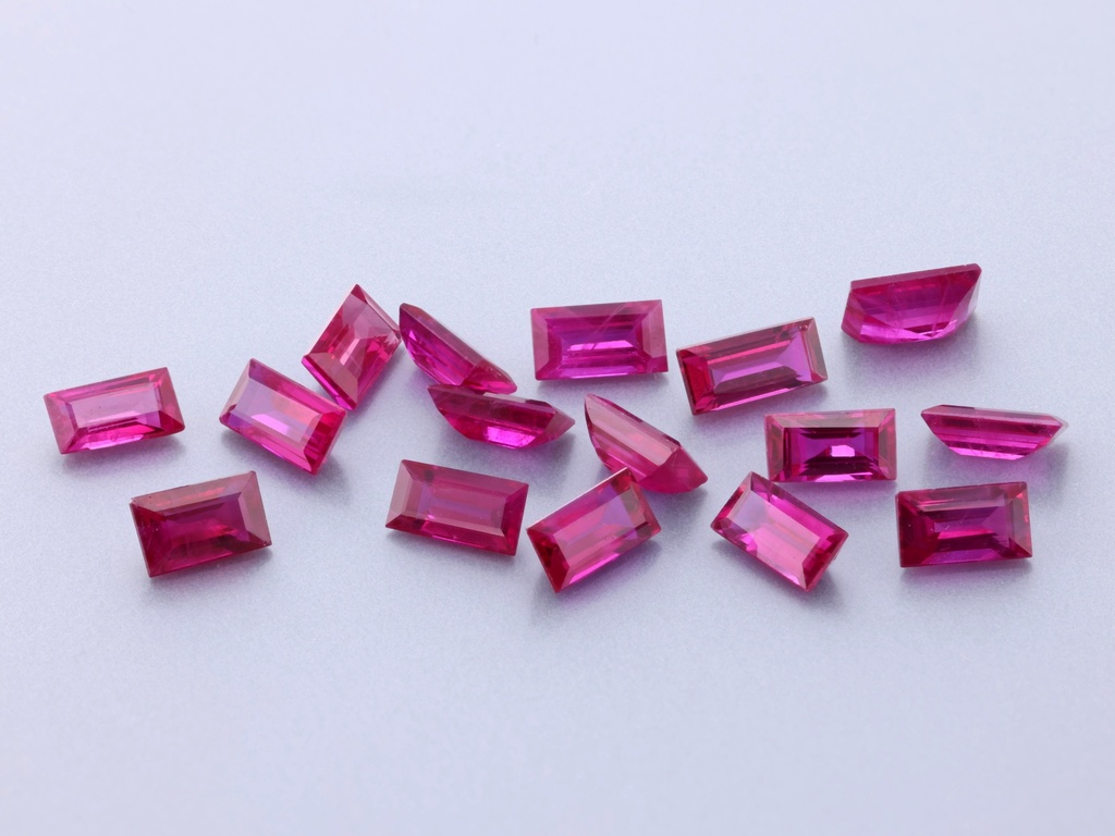 Ruby 4x2mm +/- Baguette Red
