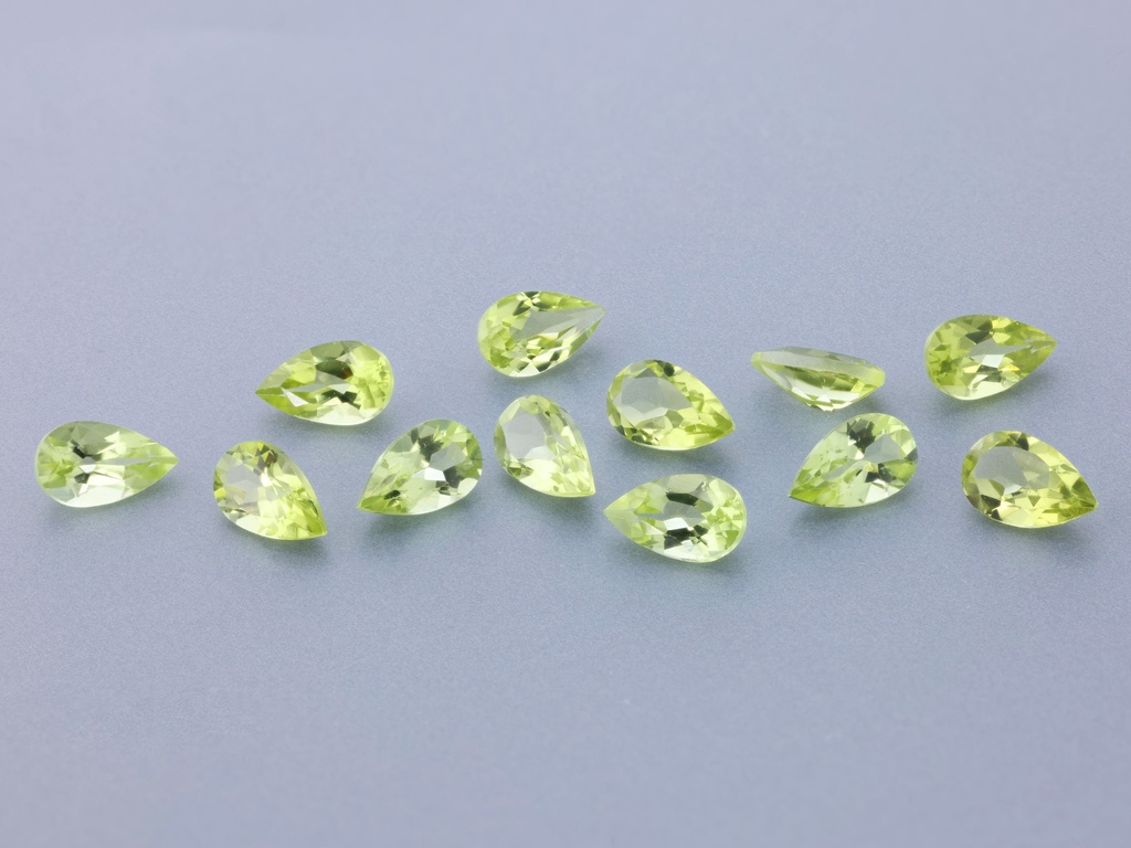 [PRPC0503] Peridot 5x3mm Pear Shape Cabochon
