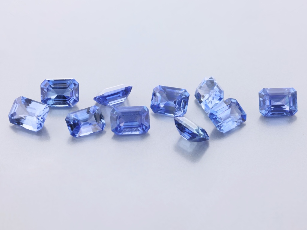 [SCOS0403] Ceylon Sapphire 4x3mm Emerald Cut Light-to-Mid Blue