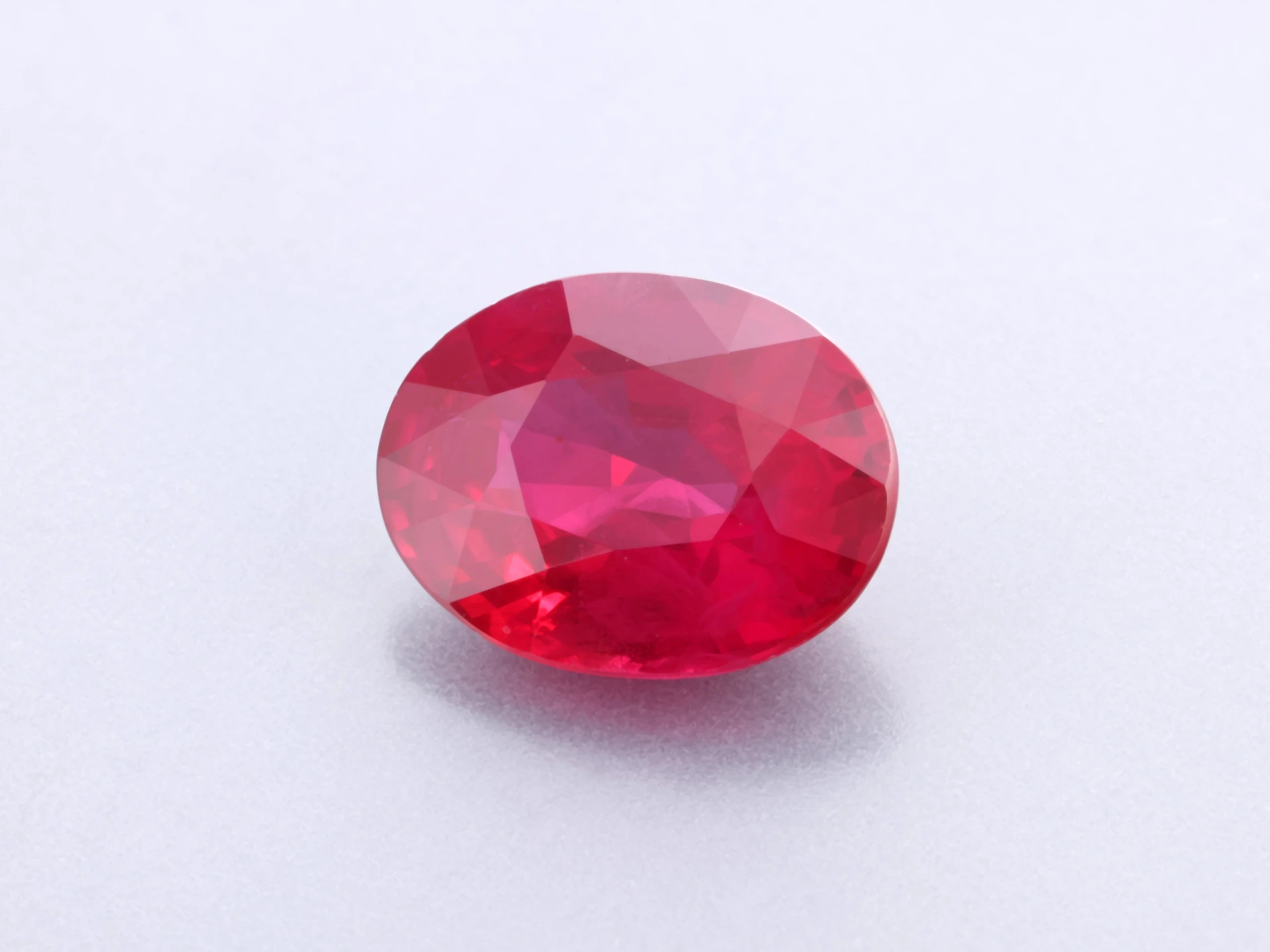 [RRVB0705X7] Ruby 6.90 x 5.30 x 3.30mm Oval Mid Red Burmese