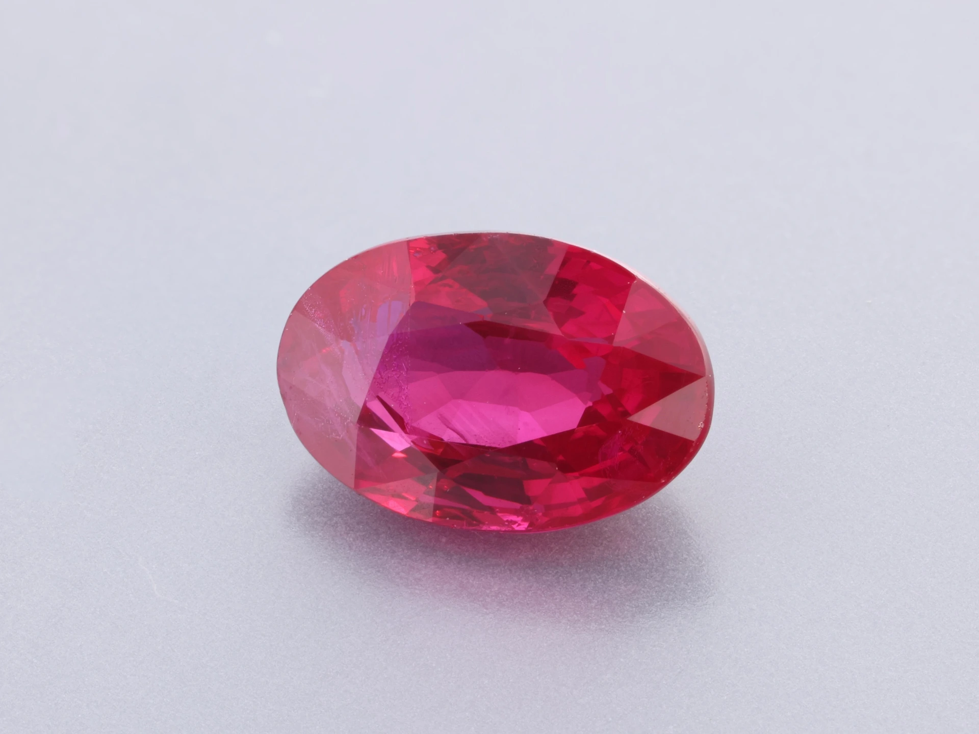 [RRVB0705X8] Ruby 7.00 x 4.70 x 3.30mm Oval Mid Red Burmese